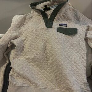 Patagonia size S pullover. Oatmeal and green. Only worn a few times. No stains.